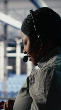 Müşterilerin web sitesi sunucu sorunlarını çözmek için yapay zeka kullanan dikey video merkezi meslektaşları. Sunucu odası teknik destek çalışanları kullanıcıların internet hizmetlerini çalıştırmasına yardımcı oluyor