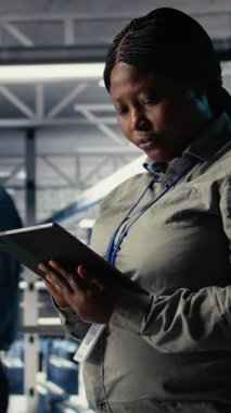 Dikey video veri merkezi programcıları sinirsel ağların yapılandırılmasını araştırarak optimal fonksiyon için düzenlemeler yaparlar. Sunucu merkezi meslektaşları derin öğrenme hatalarını kontrol etmek için birlikte çalışırlar