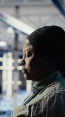 Dikey video yazılım geliştiricileri tablet kullanarak sunucu hub etkinliğini izlerler. Veri merkezi çalışanları beyin fırtınası yapıyor, ekipman testlerinin sonuçlarını sistemlerin çalıştığından emin olmak için inceliyor.