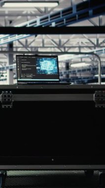 Sunucu odasındaki dizüstü bilgisayarda çalışan ve sorgularla ilgilenen yapay zeka kodlaması. Yapay donanım desteği ile veri merkezinde defter üzerinde yapay zeka teknisyeni