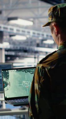 Yapay zeka makinesinin füze takibi için radar sistemlerine entegre edilmesinde dikey video uzmanı. Askeri asker sunucu çiftliğinde nöral ağlar aracılığıyla hava hareketlerini analiz ediyor.