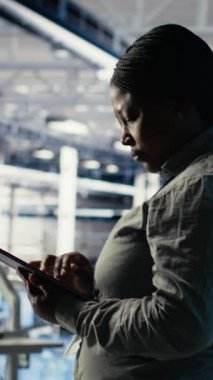 Dikey video veri merkezi programcıları sinirsel ağların yapılandırılmasını araştırarak optimal fonksiyon için düzenlemeler yaparlar. Sunucu merkezi meslektaşları derin öğrenme hatalarını kontrol etmek için birlikte çalışırlar