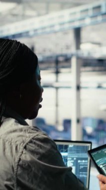 Dikey video veri merkezi mühendisleri düşman tehditlerini izlemek için yapay zeka kullanarak radar yazılımı öğreniyorlar. Veri merkezindeki ordu teknisyenleri cihazları tespit etmek için yapay zeka kullanıyor.