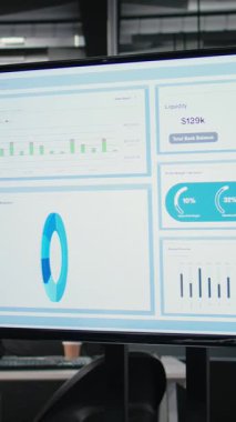 İş büyümesi, başarı ve stratejik hedeflerin hizalanmasını sağlamak için öngörü belgeleri, performans raporları ve diğer bilgi grafikleri çalışan bir TV monitörlü Dikey Video Boş ofis masası.