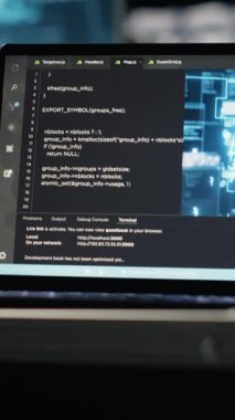 Dikey video sunucu merkezinde dizüstü bilgisayarda çalışan derin öğrenim kodlama betiğini kapat yedekleme yap, sorguları yönet. Veri merkezindeki AI teknisyeni kurumsal çözümler sistemlerini etkinleştiriyor, yakınlaştırıyor