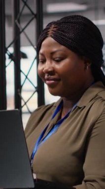 Vertical Video Güçlendirilmiş kurumsal yönetici kaldıraçlar makine öğrenme ve büyük veri algoritmaları, yazılım ve sinir ağları ile şirket performansını optimize ediyor. İş çözümleri. Kamera B.