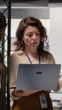 Dikey Video İş Kadınları planlama, analiz ve tahminler üzerinde çalışmak üzere bir takım olarak belge ve dizüstü bilgisayarların etrafında toplandılar. Sonuçlara ve şirket liderliğine odaklanan ortaklar. Kamera B.