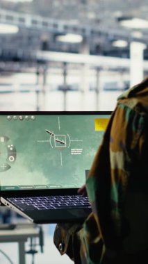 Dikey video ordusu veri merkezinde füze takibi için yapay zekayı radar sistemlerine entegre ediyor. Askeri asker sunucu odasında yapay zeka sistemleri aracılığıyla hava hareketlerini analiz ediyor.