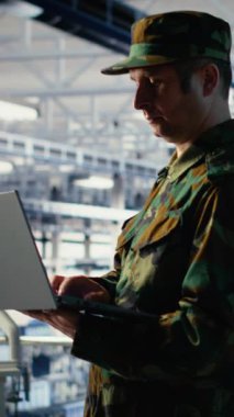 Sunucu merkezindeki dikey video askeri yapay zeka teknolojisini kullanarak savunma altyapısını modernize ediyor. Askeri veri merkezi uzmanı. Not defteri kullanarak yapay zeka teknolojisi entegre ediyor.