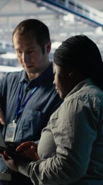 Veri merkezi programcılarından oluşan dikey video ekibi, işlevsel ölçümleri inceleyerek, dizüstü bilgisayarla derin öğrenme sürecini izler. Takım çalışması sunucu merkezi meslektaşları nöral ağ raporlarını incelerken