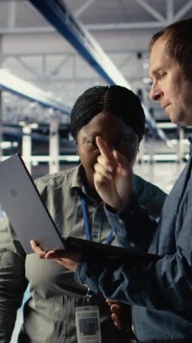 Veri merkezi mühendislerinden oluşan dikey video ekibi sinirsel ağların yapılandırılmasını araştırıyor, ayarlamalar yapıyor. Takım çalışması sunucu merkezi çalışanları, öğrenme hatalarını kontrol etmek için not defteri kullanır. Kamera A