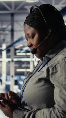 Müşterilerin web sitesi sunucu sorunlarını çözmek için yapay zeka kullanan dikey video merkezi meslektaşları. Sunucu odası teknik destek çalışanları kullanıcıların internet hizmetlerini çalıştırmasına yardımcı oluyor