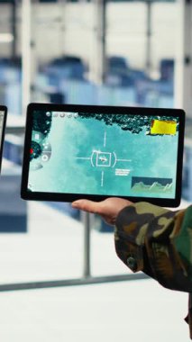 Ordu generali ve veri merkezindeki iş arkadaşının füze takibi için yapay zekayı radar sistemlerine entegre ettiği dikey video. Sunucu merkezinde çalışan asker ve teknisyen hava hareketlerini analiz ediyor.