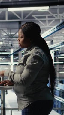 Düşman tehditlerini izlemek için ekrandaki radar yazılımına bakan dikey video askeri veri merkezi çalışanları. Veri merkezindeki ordu çalışanları tehlikeleri ve kameraları tespit etmek için şüpheli aktiviteleri tarıyor.