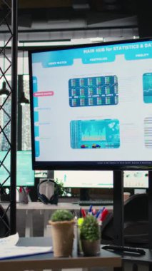 Profesyonel yüksek teknoloji araçları ile düzenlenmiş dikey Videolu ofis masası, yönetimin hedefleri rafine ettiği iş ortamı, kurumsal kalkınma stratejileri ölçümleri izleme.