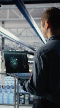 Sistem ayarlarını ayarlamak için AI LLM Chatbot önerilerini kullanan dikey video Veri Merkezi yazılım geliştiricisi. Sunucu merkezi IT çalışanı, altyapıyı yönetmek için dizüstü bilgisayardaki büyük dil modelini kullanıyor