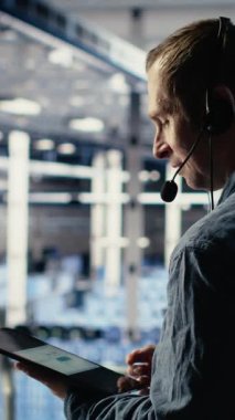 Dikey Veri Merkezi yöneticisinin ses mikrofonuyla konuşması, müşterilere internet sitesi sunucu sorunlarını çözmede yardımcı oluyor. Endüstriyel platformdaki sunucu tarım işçisi kullanıcıların çevrimiçi hizmetleri sürdürmesine yardım ediyor