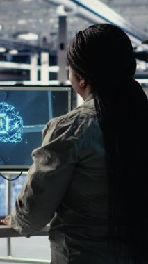 Sunucu odasındaki dikey video ordu uzmanları keşif bilgilerini incelemek için gelişmiş yapay zeka araçları kullanıyorlar. Askeri veri merkezi personeli görev hazırlıklarına yardımcı olmak için yapay zeka sistemlerini çalıştırıyor