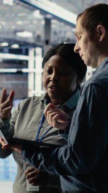 Sunucu merkezindeki mühendislerden oluşan dikey video ekibi yapay zeka sistemlerinin görevlerini en iyi şekilde yapmasını sağlıyor. Takım çalışması veri merkezi meslektaşları yapay zeka model parametrelerini aygıt kullanarak ayarlar