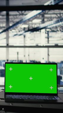 Yapay zeka destekli donanım destekli sunucu merkezinde dikey video yeşil ekran dizüstü bilgisayar. Veri merkezindeki yapay zeka operasyonları için geniş veri tabanlarını depolama ve işleme defterine kopyala