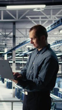 Dikey video veri merkezi mühendisi, makine öğrenme sürecini dizüstü bilgisayarla gözlemler, operasyonel ölçümleri gözden geçirir. Bilgi İşlem uzmanı, devam eden denetim sırasında nöral ağların raporlarını inceledi