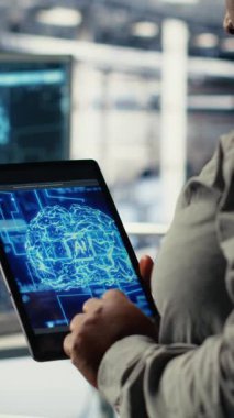 Dikey video veri merkezi sistem yöneticilerinin sondaj platformlarına derin öğrenme yazılımı yerleştirmesi. Sunucu merkezi bilişim uzmanları ekibi, uygulamaları desteklemek için tablet kullanan veri tabanlı yapay zeka sistemleri eğitiyorlar.