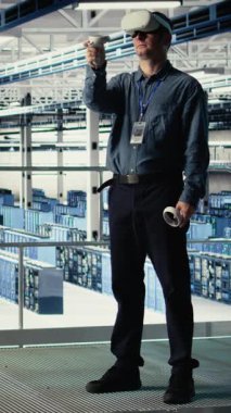 VR kulaklık takarak sunucu odasında dikey video programcısı derin öğrenme sistemlerini optimize ederek görevleri yerine getiriyor. Veri Merkezi bilişim uzmanı sanal gerçeklik kullanarak yapay zeka model parametrelerini ayarlıyor, kamera A