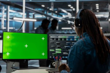Sunucu çiftliğindeki sistem yöneticisi veri depolama ekipmanlarını tamir etmek için izole ekran bilgisayarı kullanıyor. Bilişim uzmanı hesaplama işlemleri yapan platformlarda hata ayıklama yapmak için krom anahtar bilgisayarı kullanıyor