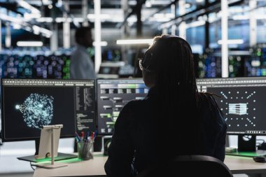 Veri merkezi yönetimi kaynak tahsisini optimize etmek için PC üzerinde yapay zeka görselleştirme aracı kullanır. Sunucu çiftlik çalışanı bakım için bilgisayar üzerinde yapay zeka analiz yazılımı kullanıyor