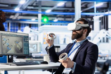 Photovoltaics fabrika mühendisi sistem sağlığını incelemek için VR kulaklığı kullanarak verileri analiz ediyor. Güneş panelleri, sanal gerçeklik teknolojisi kullanılarak, arızaları tespit ederek, sorun çözme konusunda uzmanlaşmıştır.