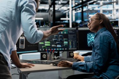 Sunucu çiftliği ekip mühendisleri beyin fırtınası yapıyor, arızaları azaltmak için veri analiz grafiğine bakıyorlar. Veri Merkezi meslektaşları Yapay Zeka görselleştirme panelini kullanarak konuşuyor, birlikte çalışıyor