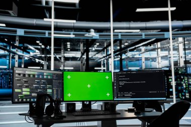 Enerji tüketimini yönetmek için kullanılan veri merkezindeki yeşil ekran bilgisayarlar. Otomasyon ve sunucu odasındaki süreçleri izlemek için kullanılan yüksek teknoloji kurumlarındaki bilgisayarlar.