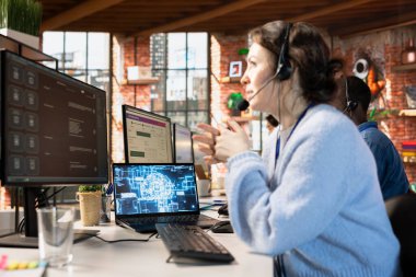 Ofisteki çağrı merkezi çalışanı AI Chatbot kullanarak müşterilerin sorularına hızlı cevaplar veriyor. Müşteri hizmetleri yapan kadın, yapay zeka kullanarak müşterilere otomatik tepkiler veriyor.