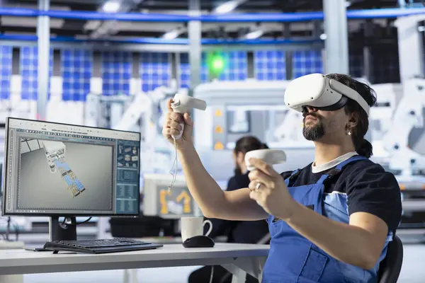 Güneş panelleri fabrika teknisyenleri üretimi optimize etmek için VR teknolojisini kullanıyorlar. Fotovoltaik fabrikası çalışanı, güneş paneli tasarımlarını görselleştirmek ve etkileşim kurmak için sanal gerçeklik donanımı kullanıyor.