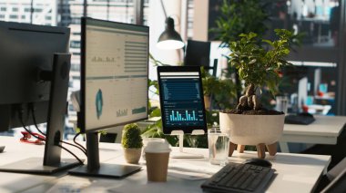 Bilgisayar ekranı ofis masasında şirketin kâr performans ölçümlerinin finansal tablolarını gösteriyor. PC ekranındaki veri analizleri şirketlerin iş gelirlerini gösteriyor KPI 'ler, çekimler