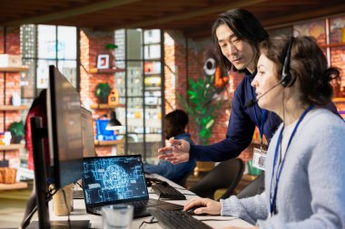 Gemideki çağrı merkezi yeni ajana yardımcı yapay zeka araçları konusunda eğitim veriyor. Şirket AI yazılımının nasıl kullanılacağı konusunda destek sağlayan müşteri destek bürosu müdürü