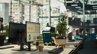 Tablet ve bilgisayar masasında şirketin kâr performans ölçümlerinin finansal grafiklerini gösteriyor. KPI 'lerin şirket gelirlerini gösteren cihaz üzerindeki veri analizleri. ölçekli çekim