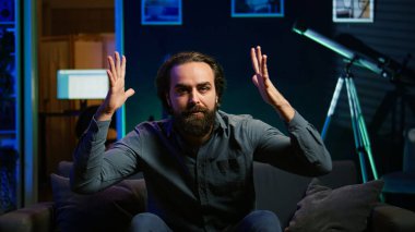 Canlı yayında spor maçı izleyen kızgın taraftarlar, takım performansına kızmış durumdalar. Kızgın adam futbol müsabakasına bakıyor. Kazanma şansını kaçırdığı için öfkeli. Kamera B.