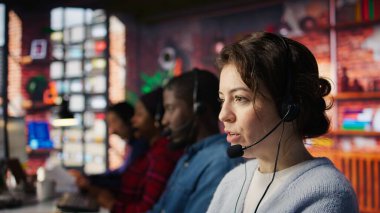 Müşteri destekleyici işçiler kulaklıkla müşteri sorunları dinliyorlar. Ofisteki çağrı merkezi ajanları bilgi sağlamak için kulaklık kullanıyor, müşteri sorunlarını çözüyor, kamera B kapatıyor.