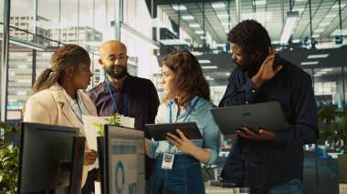 Ofisteki çalışanlar son teslim tarihinden önce projeyi bitirmek için birlikte çalışıyorlar, beyin fırtınası yapıyorlar. Takım çalışanı iş arkadaşları görevler üzerinde işbirliği yapıyor, kamera B