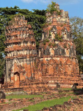 Bir Budist tapınağının tarihi kalıntıları Tayland 'da barışçıl bir sessizlik içinde duruyor ve geleneksel kutsal mimari ve kültürel mirası sergiliyor. Wat Maha Manevi bir geri çekilme sunar.