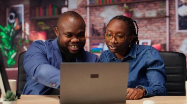 Uzaktan kumandalı genç işçiler başarılarından memnun kalarak beşlik çakıyor, bağımsızlar evde başarıyı kutluyor. Çift verimliliği ve görevi tamamlamayı seviyor. Kamera B.