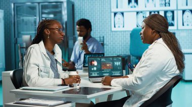 Sağlık görevlisi zatürree ya da astım belirtileri gösteren bir hastaya bakmış. Kız öksürüyor ve nefes almakta zorlanıyor. Doktor akciğer iltihabı ya da enfeksiyona yardım ediyor. Kamera A.