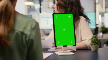 Hedef odaklı kadınlar, modern bir yönetim kurulunda bir tablette fotokopi alanında çalışarak genel raporlarla bir iş tartışmasına ev sahipliği yapıyor. Şirket büyüme stratejisi. Kamera B.