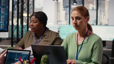 Çok uluslu bir şirkette bağımsız olarak çalışan profesyonel bir iş kadını, analitiği yönlendirmek ve şirket yönünü şekillendiren stratejik açıklamalar yazmak için bilgisayar kullanıyor. Kamera B.