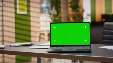 Sessiz modern çalışma alanı, masasında ayrı bir model olan bir dizüstü bilgisayar ve kurumsal planlama için hazırlanmış bir ofis gösteriyor. Performans çizelgeleri yönetim dikkatini ve ileriyi düşünmeyi bekliyor..