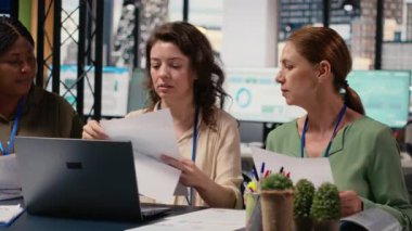 Kadın liderler grubu, çok uluslu bir şirket ofisinde yeni bir mali strateji oluşturmak için performans göstergeleri üzerinde işbirliği yapıyor. Kaynakları proje amaçlarıyla hizalamak. Kamera B.