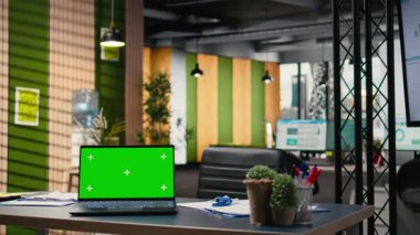 Modern ofisteki boş çalışma istasyonu stratejik iş analizleri, büyüme tahminleri ve raporlama için yeşil ekran görüntüsü sunuyor. Şirket profesyonelleri için gerekli ortam.