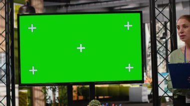 Kadın iş arkadaşları, modern teknoloji ve üretkenlik araçlarıyla çevrili iş brifingini desteklemek için izole TV monitörü kullanıyor. Büyüme ölçümleri ve gelecekteki hedefler hedefleniyor. Kamera B.