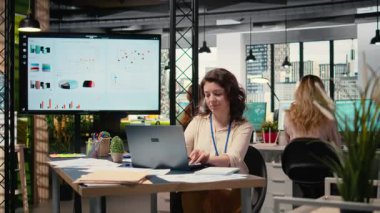 Veri analizi ve stratejik planlamaya odaklanmış bir yönetici. Çalışma yerinde tek başına oturuyor. Vizyonu ve hedeflerine odaklı zihniyeti çok uluslu şirkete başarı sağlıyor. Kamera A.